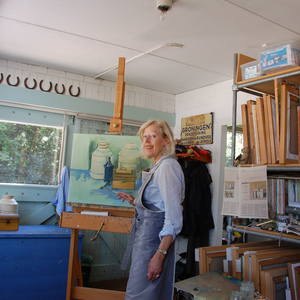 Kunstschilder Margreeth Leopold in haar atelier in Friesland